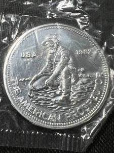 lot 29 image: 1 TROY OZ .999 FINE SILVER 1982 ENGELHARD PROSPECTOR ROUND