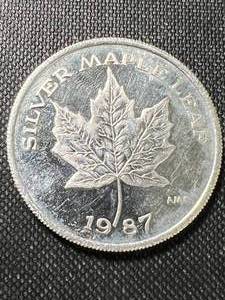 lot 33 image: 1 TROY OZ .999 FINE SILVER MAPLE LEAF ROUND
