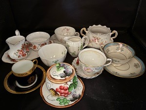 lot 7 image: Vintage Teasets and more