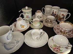 lot 10 image: Vintage Teasets, Infuser and Mugs