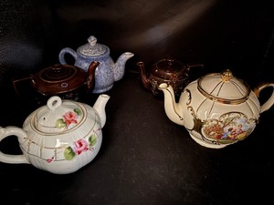 lot 19 image: 5 Vintage Teapots
