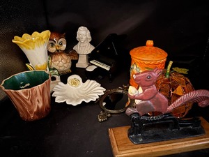 lot 25 image: Assorted Small Decorations