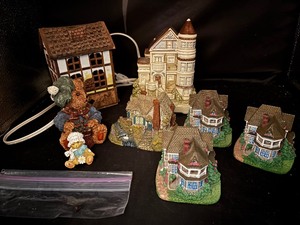 lot 31 image: Vintage Collectible Ceramic Houses