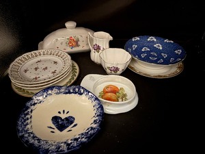 lot 38 image: Vintage Butter Dish and decorative dishes