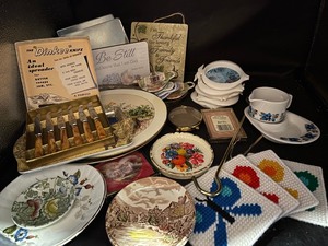 lot 39 image: Vintage Decorative Knick Knacks, Dinkee Knives