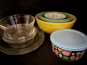 lot 45 image: Vintage Mixing Bowls, Pyrex and more