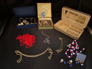 lot 69 image: 3 small Vintage Jewelry Boxes and Jewelry