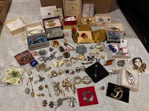 lot 70 image: Vintage Rings, Broaches, Pins and Charms