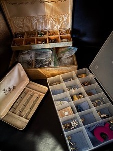 lot 67 image: Vintage Jewelry Boxes, Clip-on Earrings and more