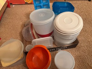 lot 84 image: Assorted Tupperware and Rubbermaid