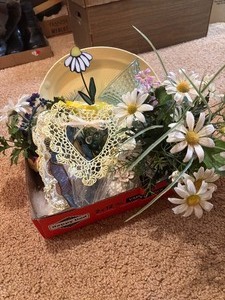 lot 128 image: Springtime Decorations