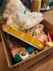 lot 96 image: Vintage Personal Care Items