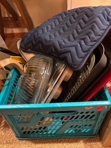 lot 124 image: Kitchen Items in a Collapsible Tote