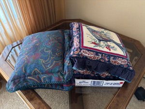 lot 196 image: 4 Throw Pillows