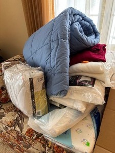 lot 197 image: Assorted Bedding