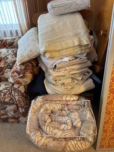 lot 198 image: Comforter, Blankets and more