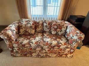 lot 168 image: Broyhill Sofa and Loveseat