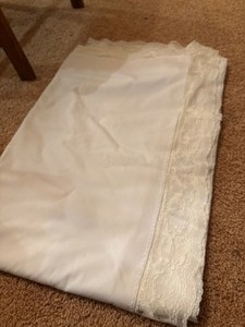 lot 95 image: 6 Vintage Large Tableclothes