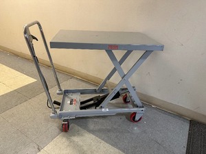 lot 50 image: VEVOR TF23 Hydraulic Lift Table Cart, 500lbs Capacity 28.5 Lifting Height, Manual Single Scissor Lift Table with 4 Wheels