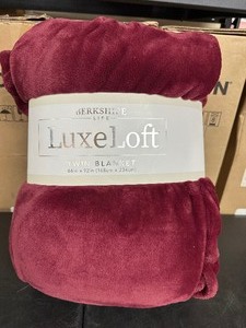 lot 129 image: New Berkshire LuxeLoft Twin Blanket 66 x 92
