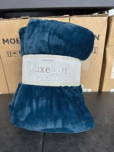 lot 127 image: New Berkshire LuxeLoft Twin Blanket 66 x 92