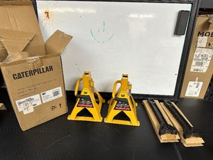 lot 122 image: 2 Caterpillar 3 Ton Jack Stands