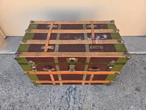 lot 6 image: Vintage Green and Brown Trunk - Decorative Storage Chest