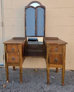 lot 7 image: Vintage Wooden Vanity with Triple Mirror and Drawers