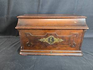 lot 17 image: Vintage Wooden Chest with Red Interior Lining