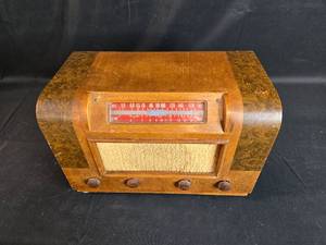 lot 18 image: Vintage 2-Band Superheterodyne Radio Model 5011 - 6 Tube Radio