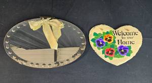 lot 31 image: Set of 2 Decorative Home Signs - Oval Mirror and Heart Welcome Sign