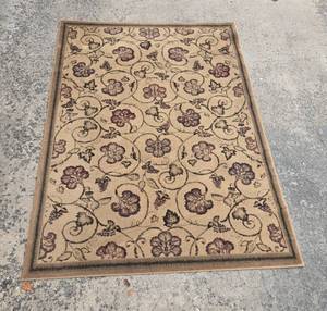 lot 34 image: Elegant Floral Design Area Rug - 64 x 78