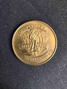 lot 55 image: Set of 2 American Bicentennial Medallions - 1776-1976 Commemorative Coins
