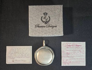 lot 79 image: Premier Designs High Fashion Jewelry Pendant - Unique Design