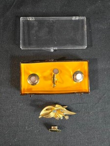 lot 87 image: Vintage Jewelry Set - Gold Leaf Brooch and Mother of Pearl Cuff Links w Tie Clip