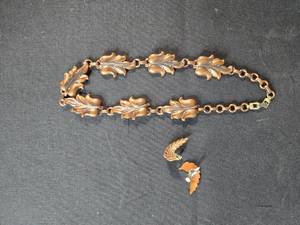 lot 90 image: Vintage Set of Copper Leaf Design Jewelry - Necklace and Screw On Earrings