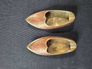lot 97 image: Pair of Vintage Mini 3 Brass Shoe Shaped Ashtrays - Decorative Collectibles