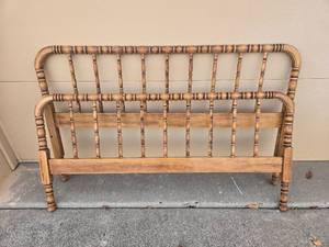 lot 100 image: Vintage Wooden Headboard - Spindle Design