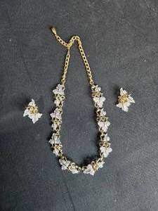 lot 107 image: Vintage Floral Design Jewelry Set - Necklace and Clip Earrings
