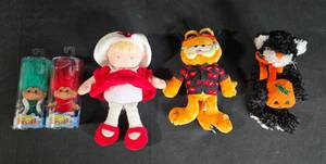 lot 118 image: Group of 4 Vintage Plush Toys - Trolls, Garfield, Baby Doll, Halloween Cat