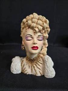 lot 131 image: Cameo Girls Lady Vase - Eve - Grand Entrance - 1987 Limited Edition