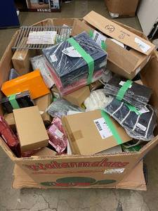 lot 1 image: Large Pallet of Amazon Returns and shelf pulls