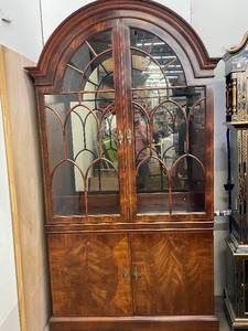 lot 4 image: Vintage Mahogany Lighted China Cabinet with Mirror - Elegant Design
