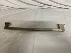 lot 37 image: Richelieu 18 towel bar...