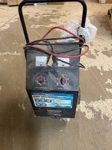 lot 81 image: Centech heavy duty charger. 612 vo...