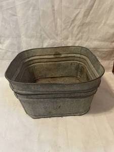 lot 178 image: A vintage metal tubbasin 21 x 21...