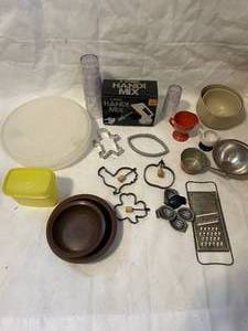 lot 180 image: Vintage kitchen items...