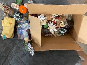 lot 181 image: Box of autumn decor