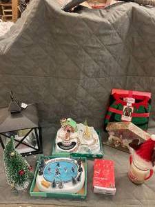 lot 182 image: Box of Christmas decor