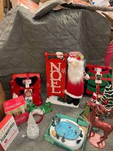 lot 185 image: q3- 2 boxes of Christmas decor